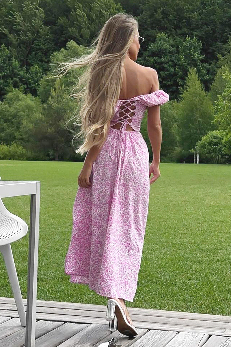 Schulterfreies, eng anliegendes, langes Kleid mit Schlitz und Blumenmuster