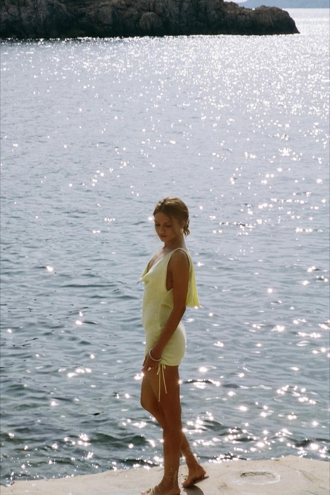 Abito corto da vacanza a maglia tinta unita con collo a scialle