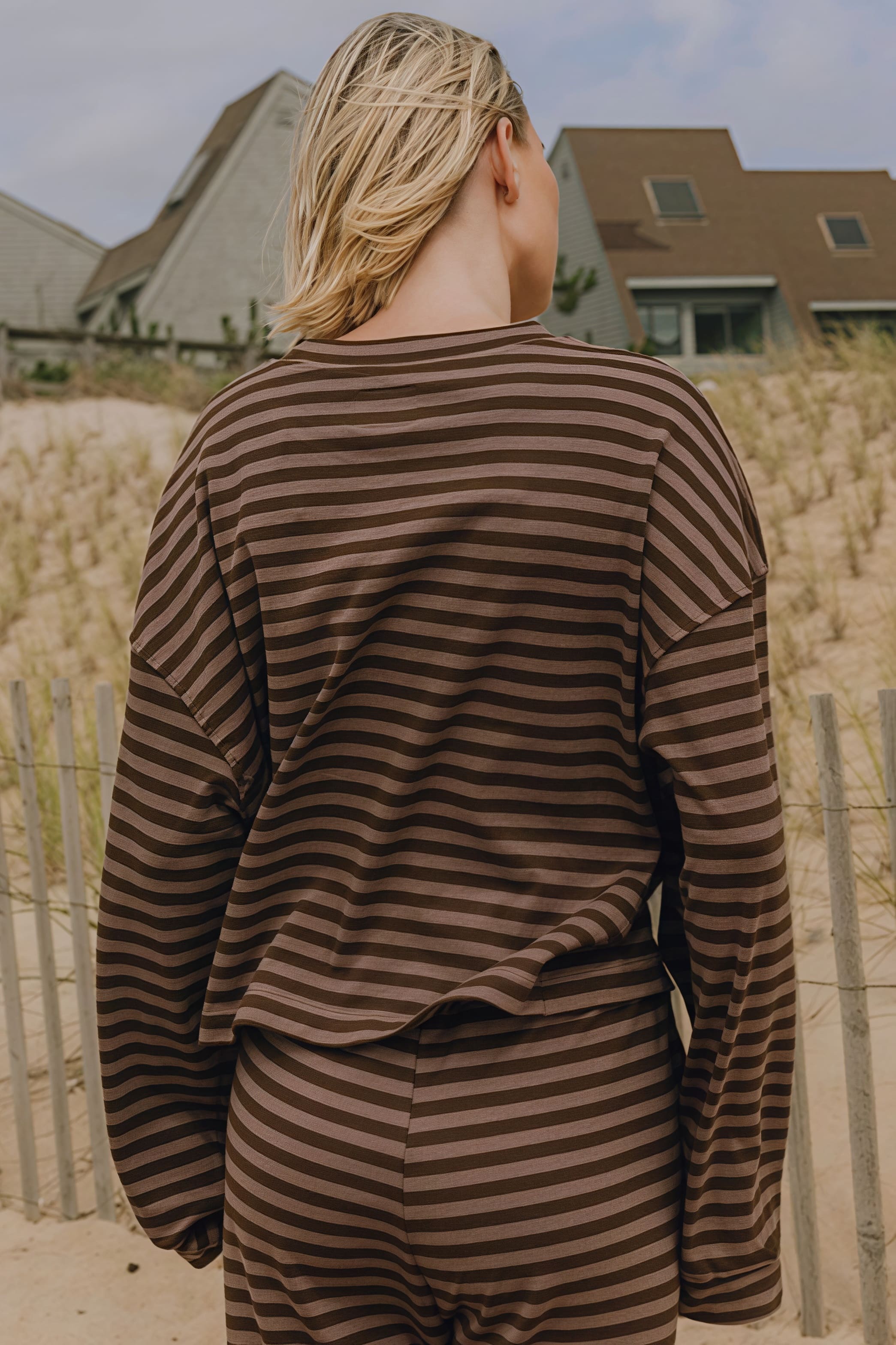 Completo a due pezzi con girocollo a righe e coulisse