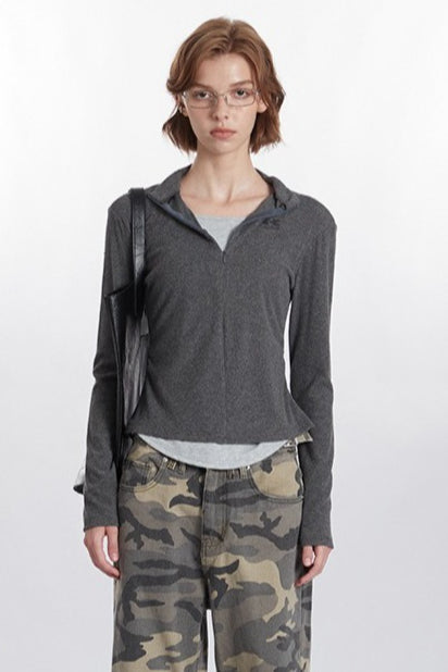 Gestricktes Oberteil mit halbem Reißverschluss und Stehkragen in zwei Teilen