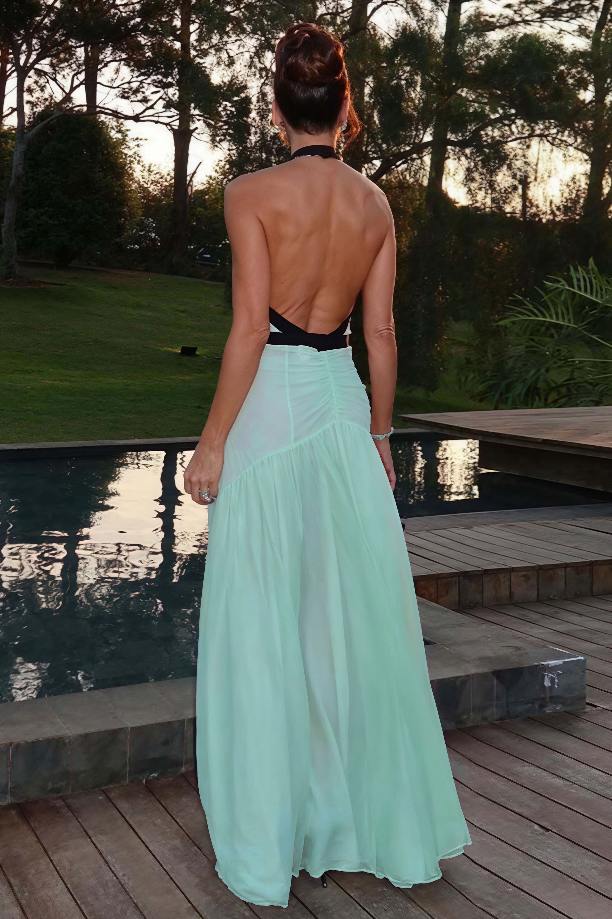 Svádivé hluboké véčkové šaty na zavazování za krk s průstřihy a síťovinou, dlouhé