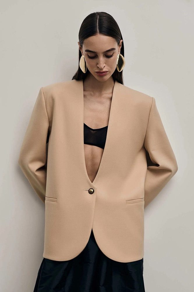 Pevně střižené jednorušné sako s běžným střihem ramen