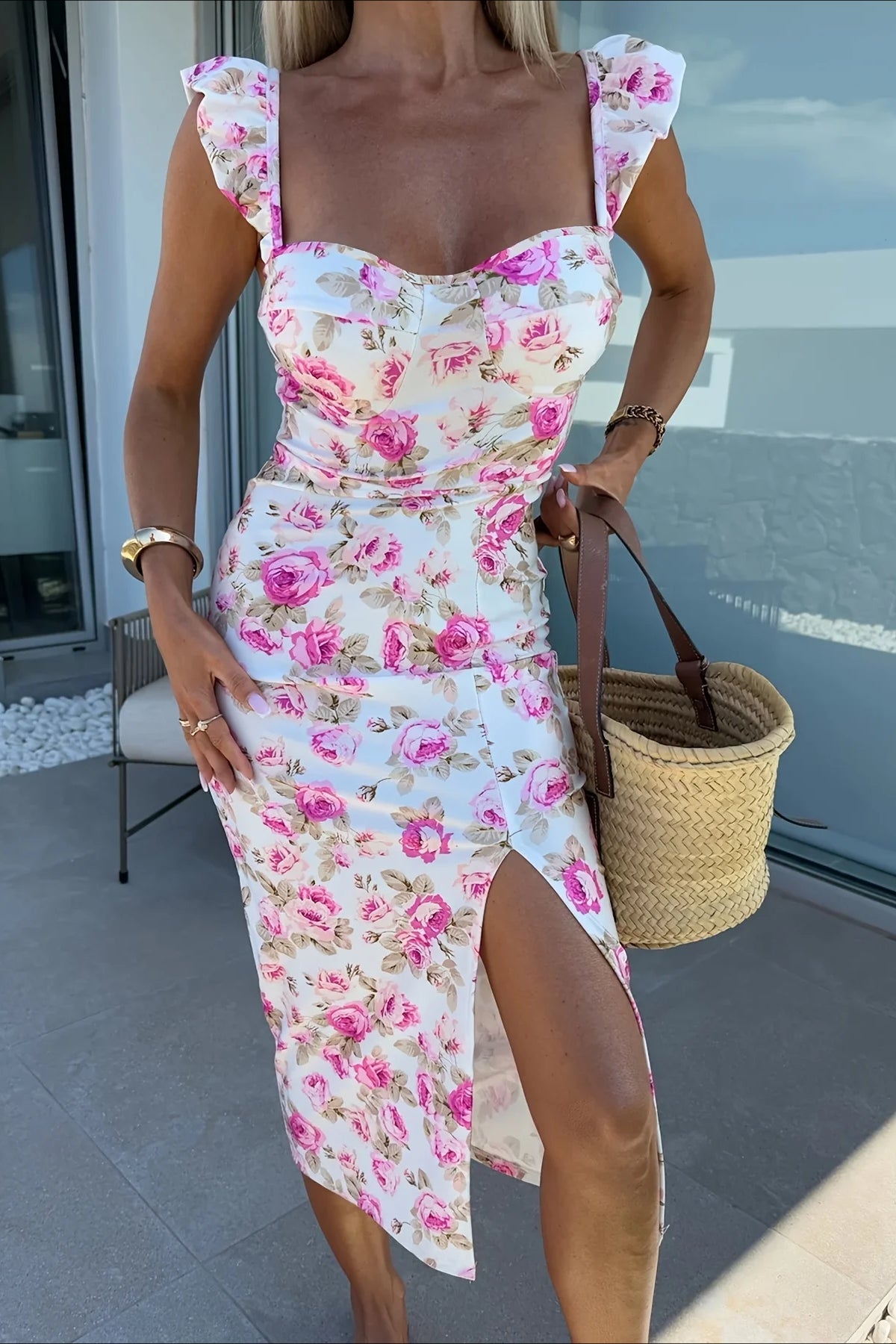Vestido midi floral con tirantes finos y abertura