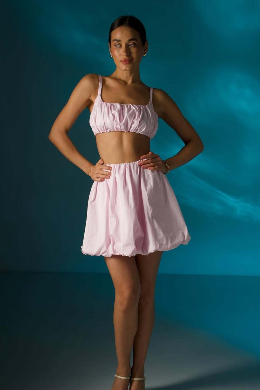 Conjunto casual sencillo de top tipo cami y falda con dobladillo tulipán