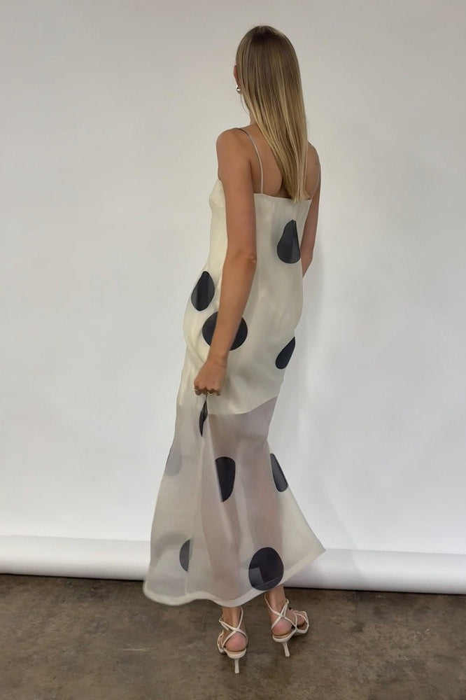 Robe longue moulante à fines bretelles à pois