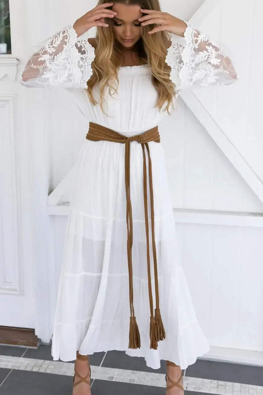 Kleid im Boho-Stil mit ausgestellten Ärmeln und schulterfreiem Ausschnitt