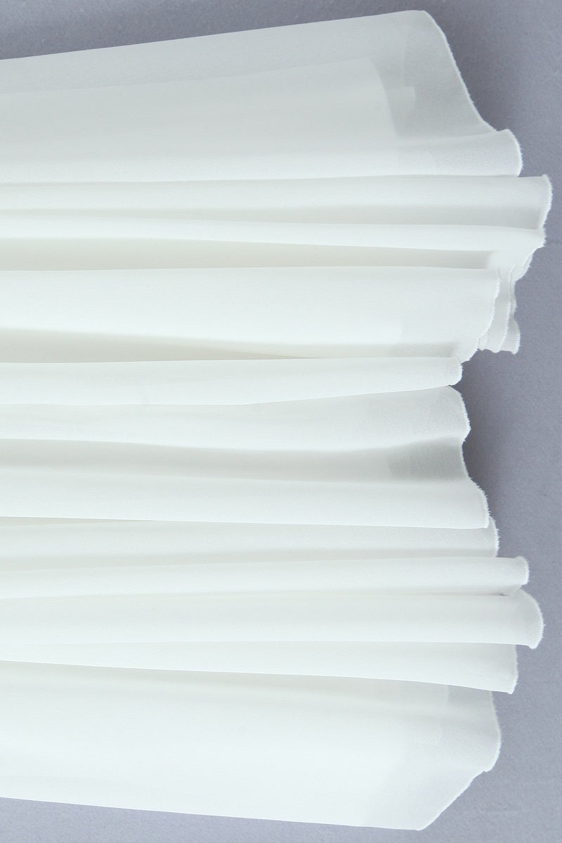 Solides, plissiertes, fließendes Mini-Trägerkleid