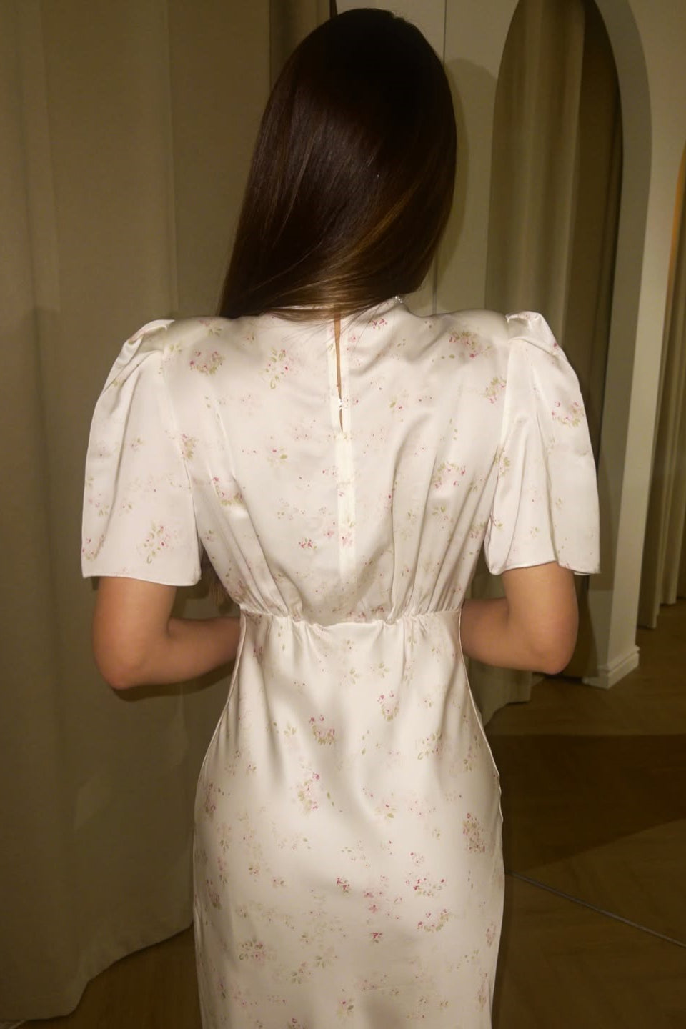 Robe longue à encolure en V avec empiècements en dentelle, motifs floraux et manches bouffantes