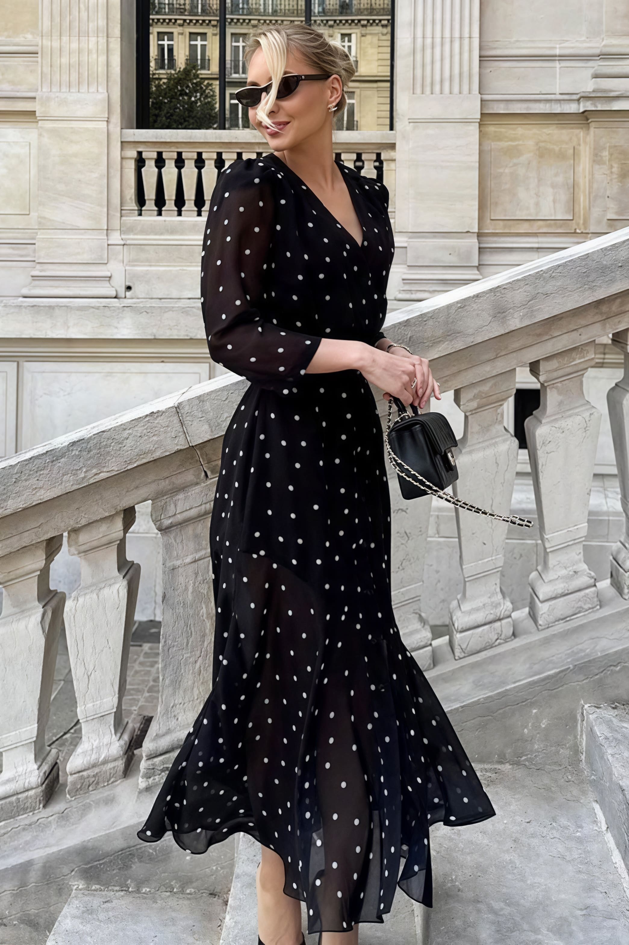 Vestido midi de lunares con escote en V, cintura ajustada, manga larga y abertura alta