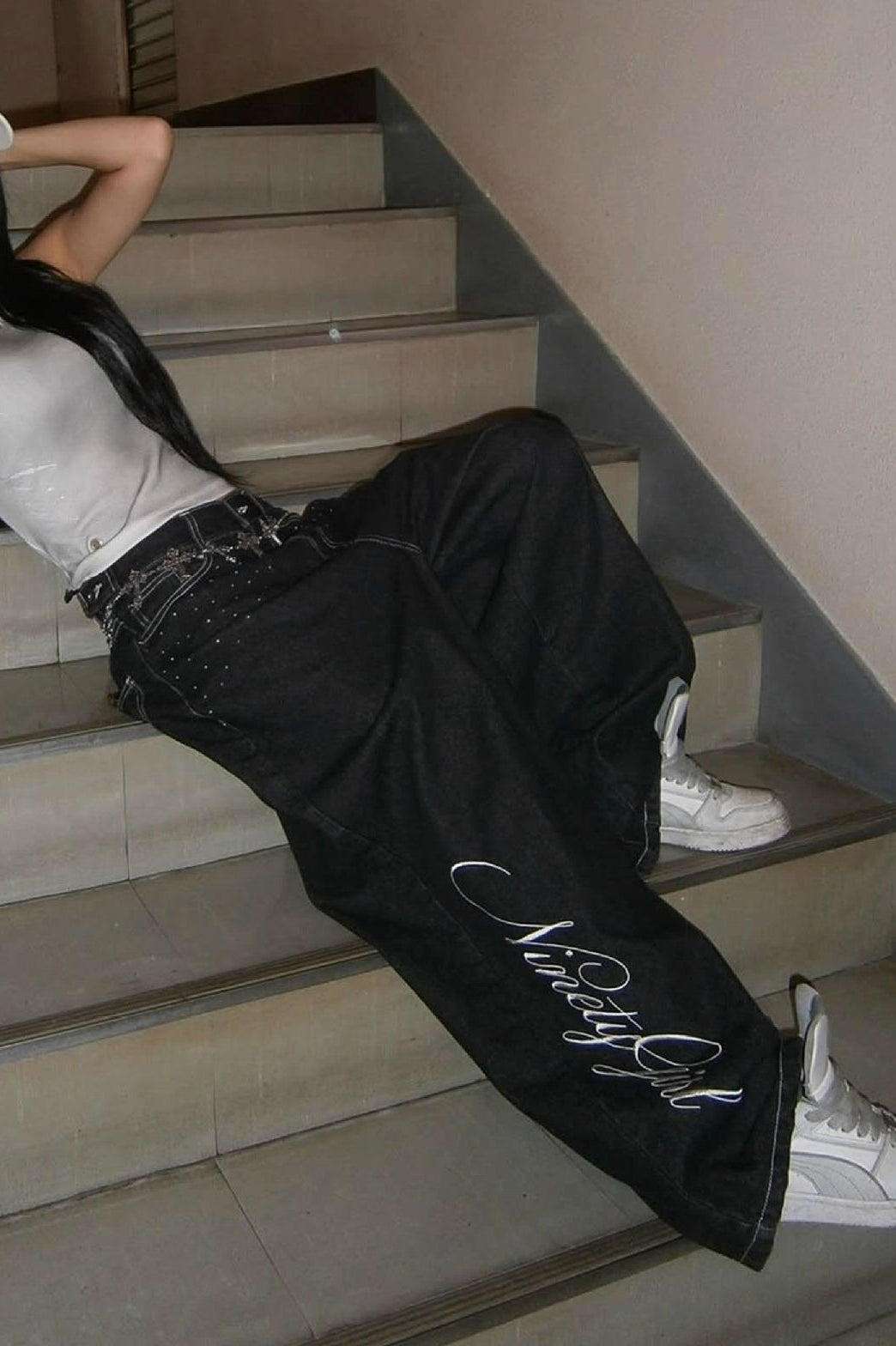 Gerade geschnittene Jeans mit Stickerei und Strasssteinen in Engelsflügelform