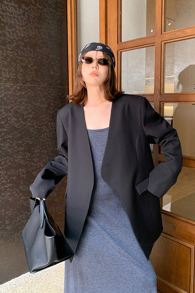 Přehnaně velké černé neformální sako