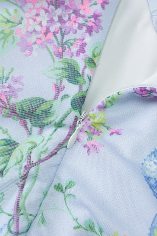 Vestido floral sin espalda con tirantes finos fruncidos y abertura