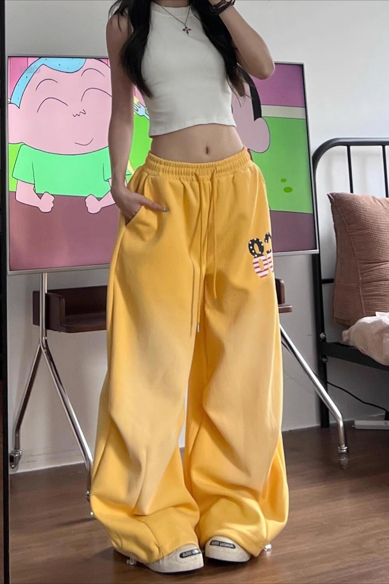 Žluté volné neformální tepláky s potiskem