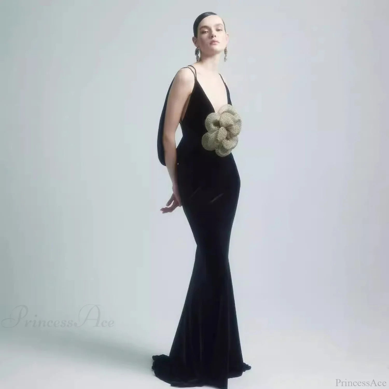 Abito da sera in raso senza schiena con fiori tridimensionali