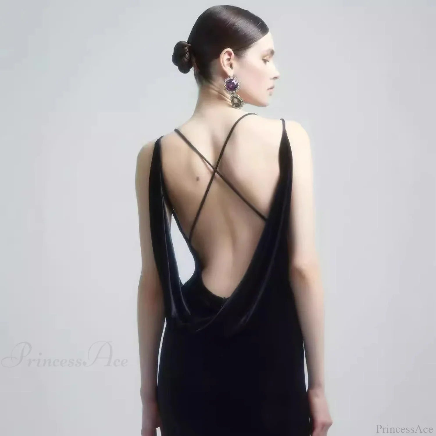 Vestido de fiesta de satén sin espalda con flores en relieve 3D