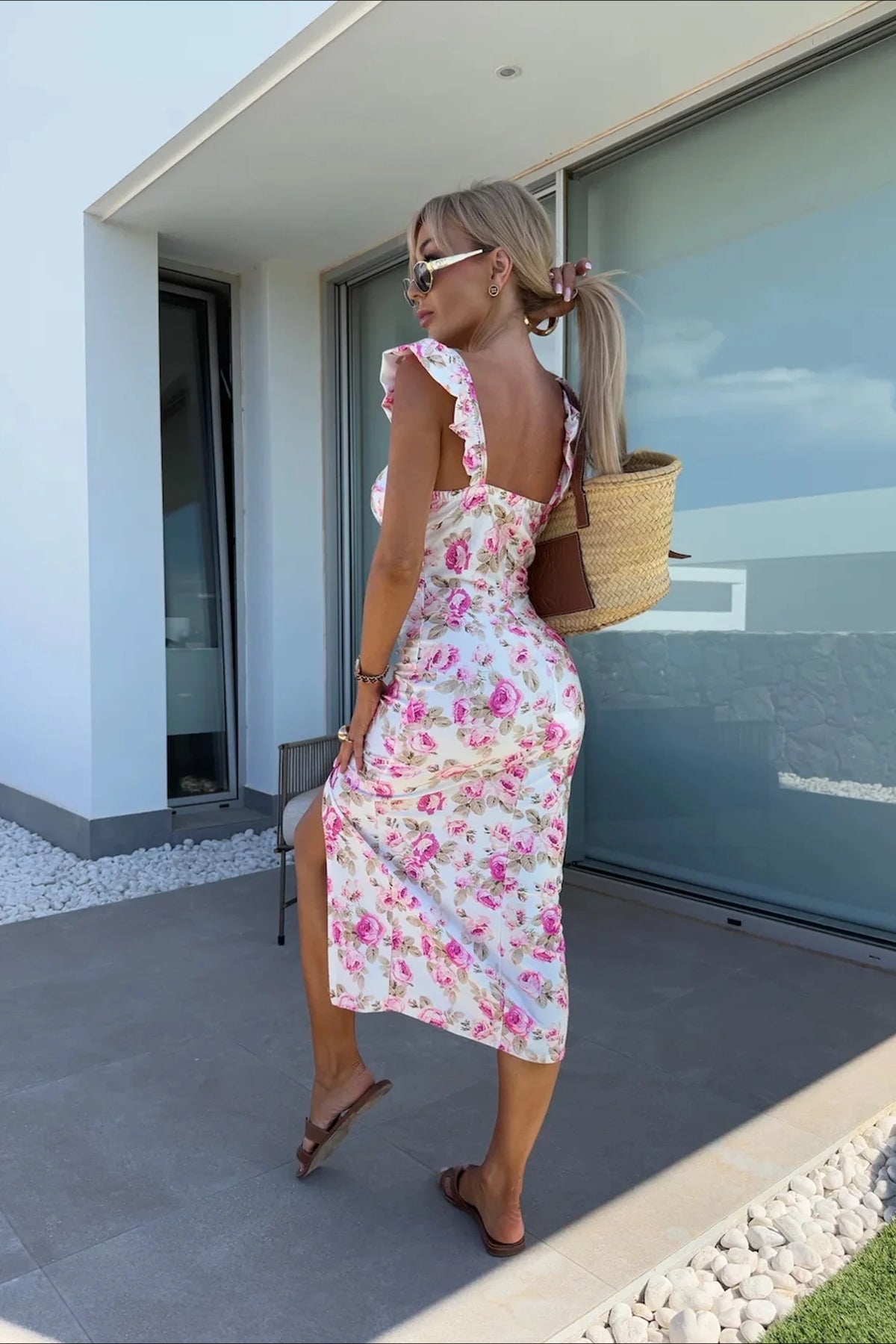 Vestido midi floral con tirantes finos y abertura