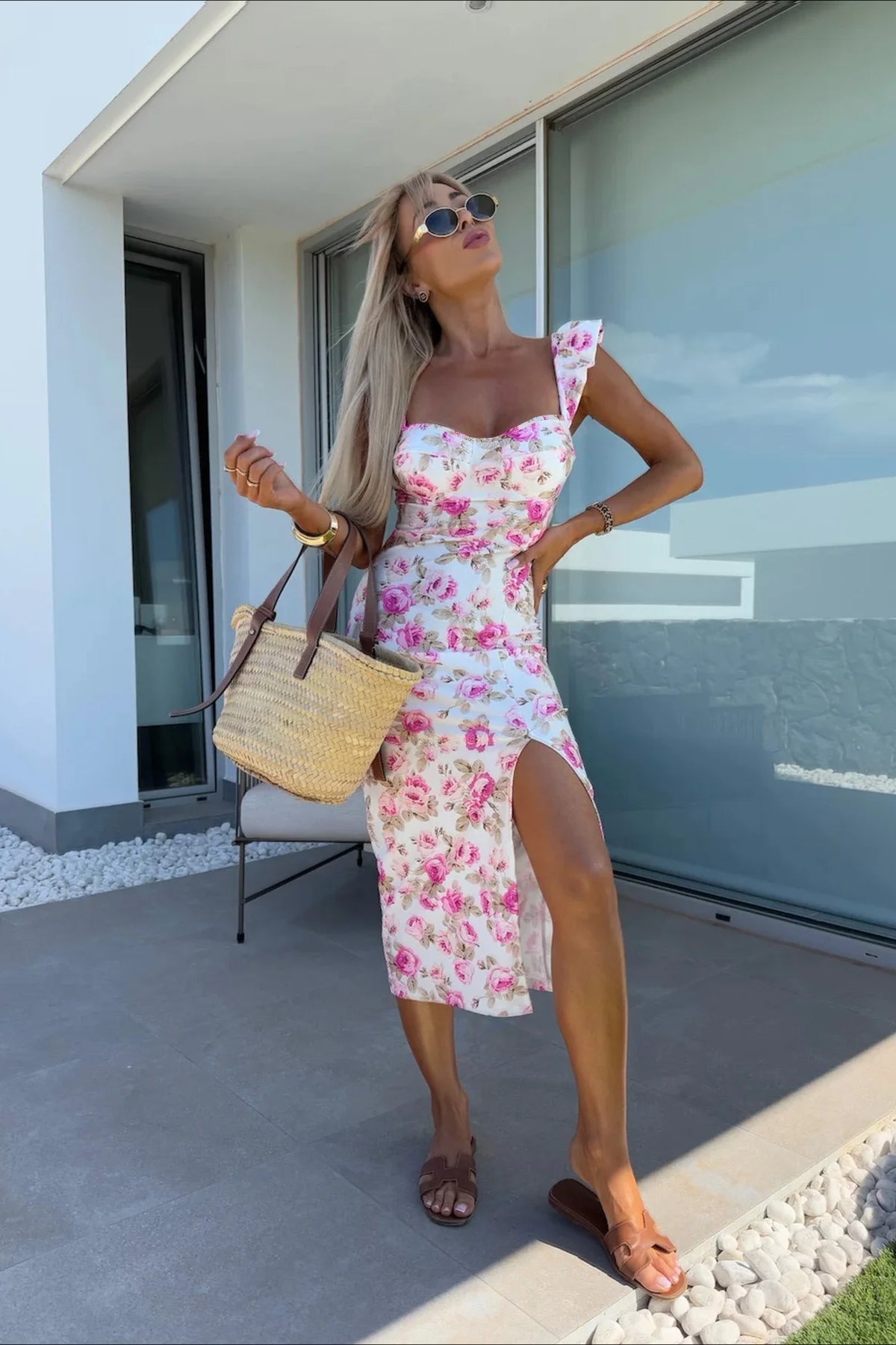 Vestido midi floral con tirantes finos y abertura