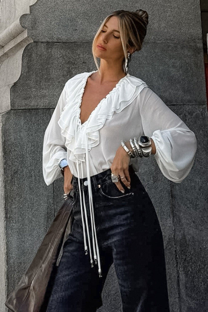 Blusa blanca con cuello en V con volantes y mangas farol