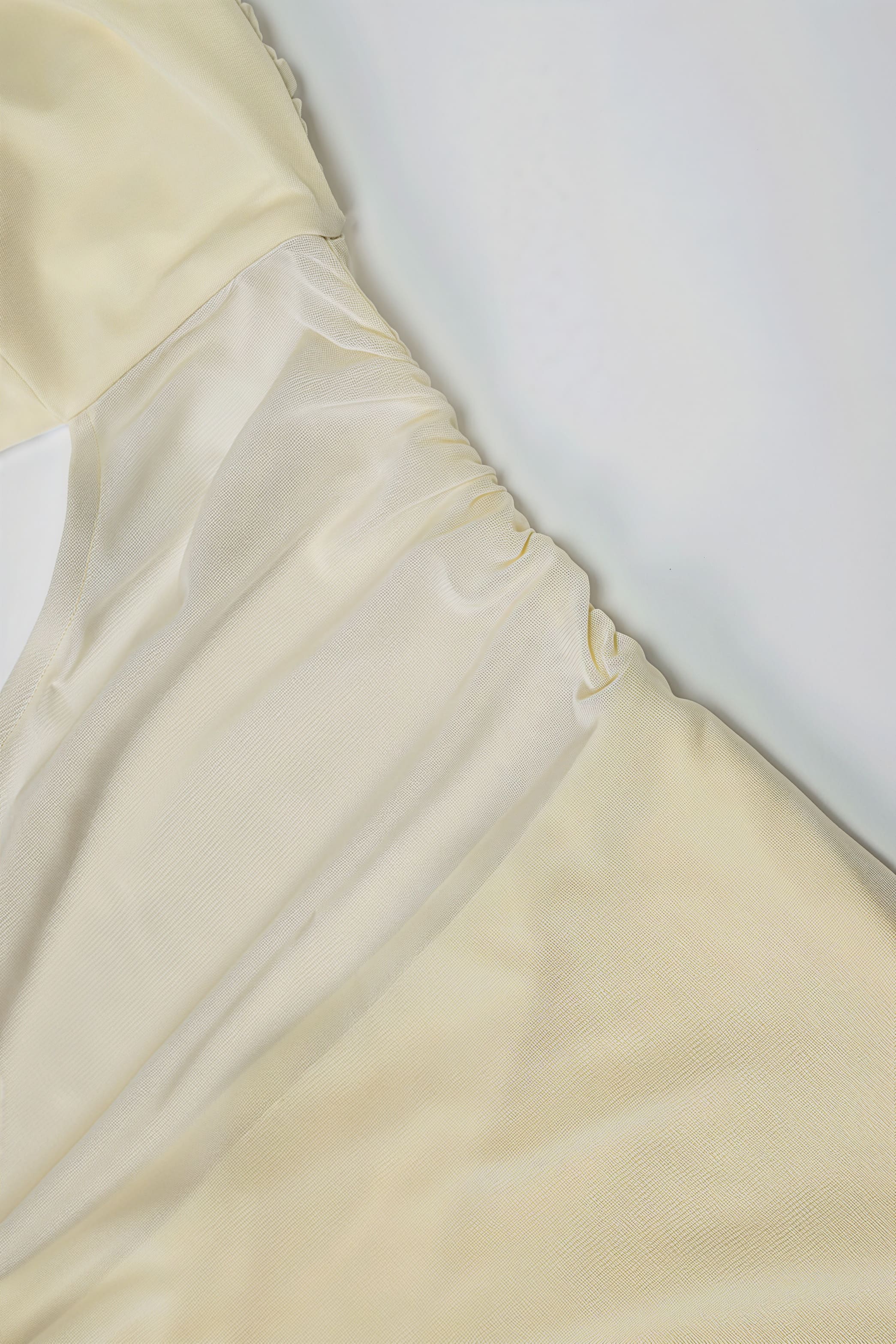 Pevné šaty maxi s průstřihem na břiše a efektem dvoudílných šatů