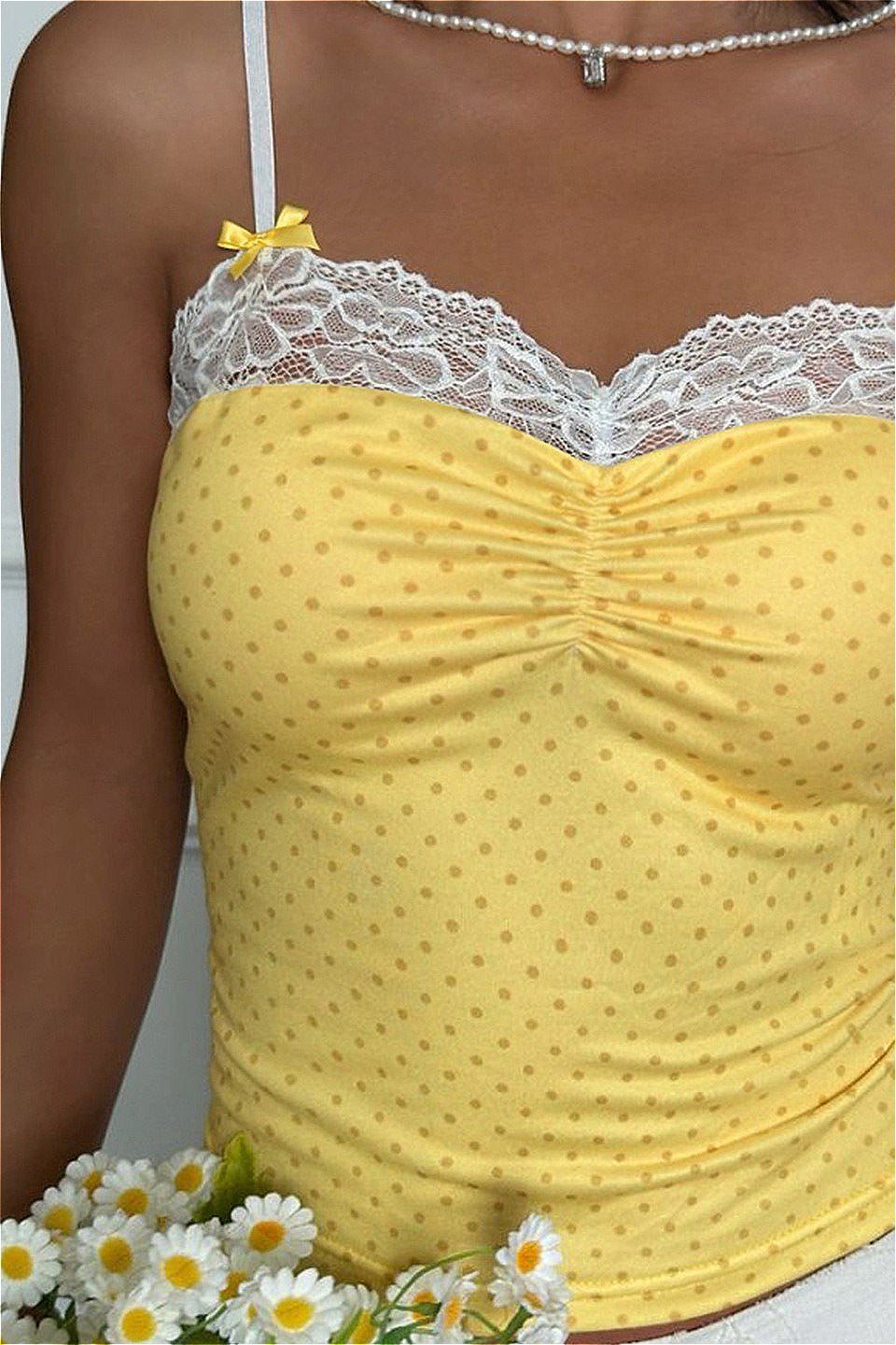 Top corto de tirantes con detalle de lazo y flores