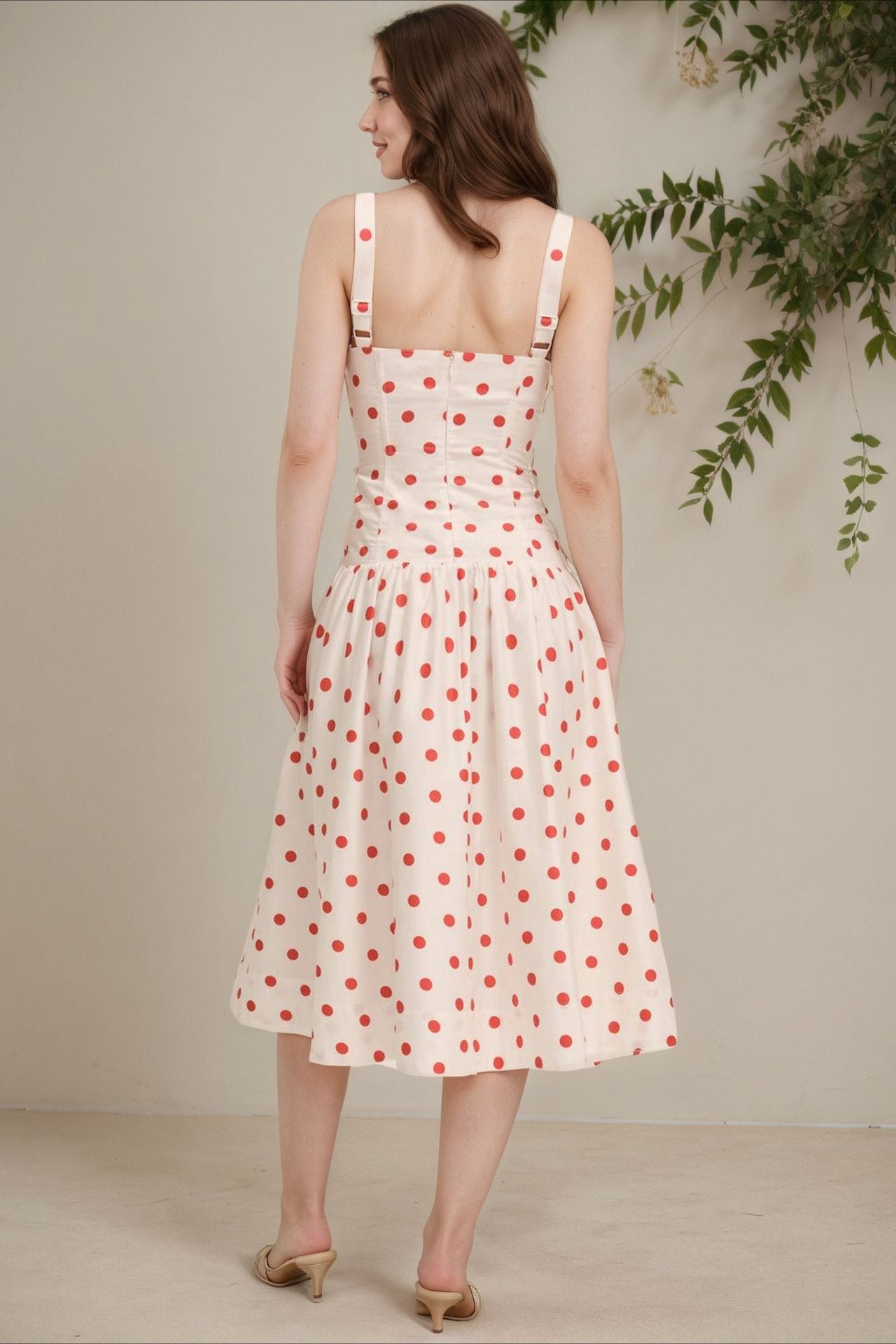Vestido largo ajustado de tirantes con lunares a la moda