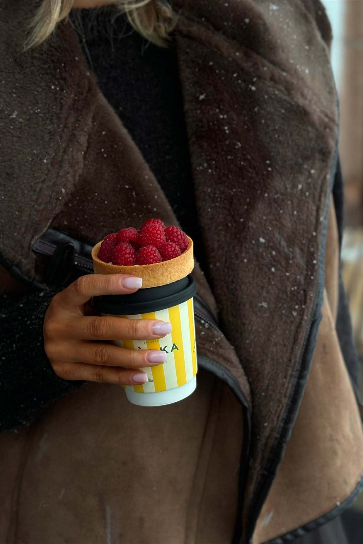 Brauner Mantel mit lockerem Schnitt aus Kunstpelz