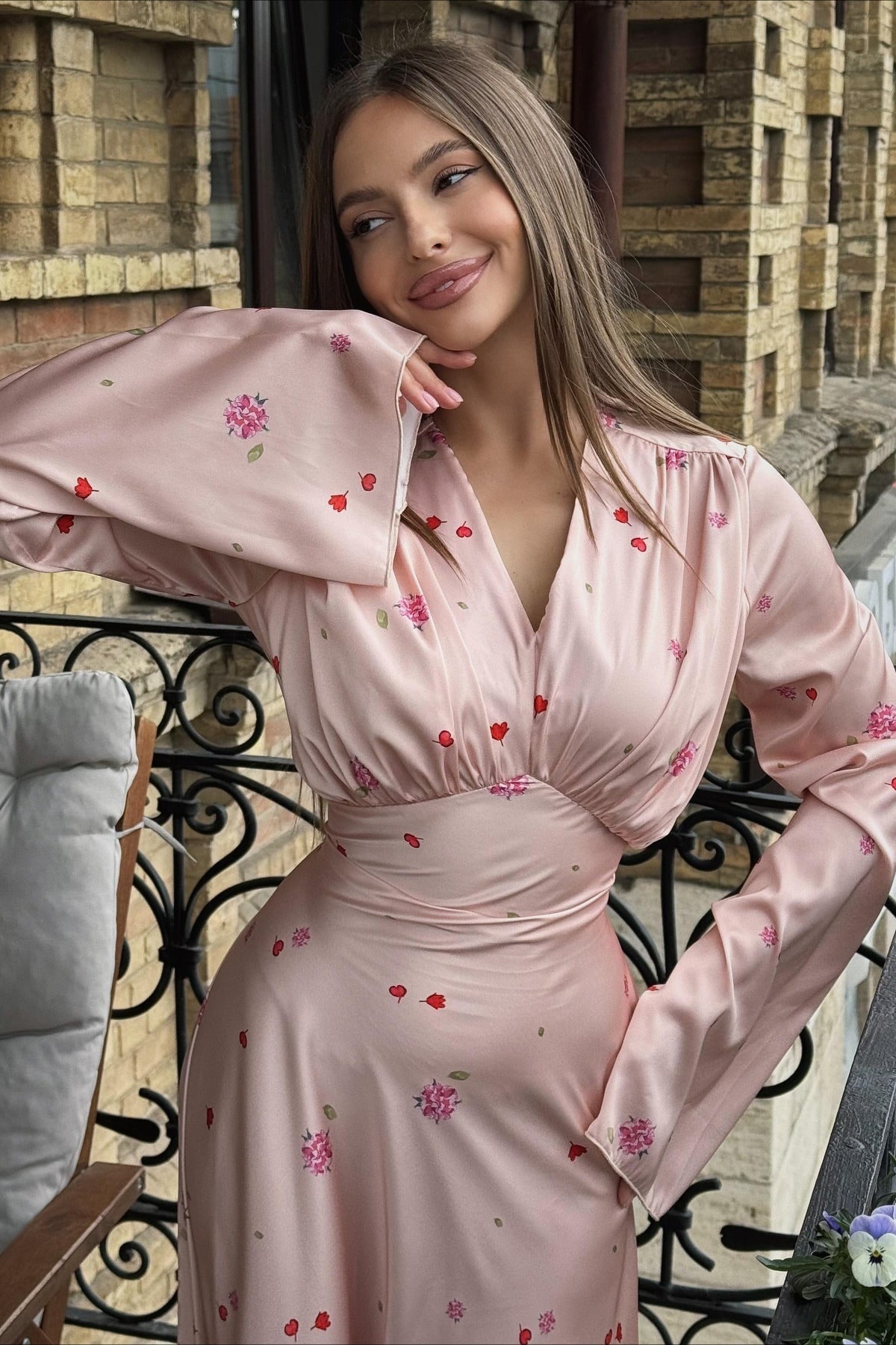 Maxikleid aus Satin mit Blumenmuster, V-Ausschnitt und ausgestelltem Saum