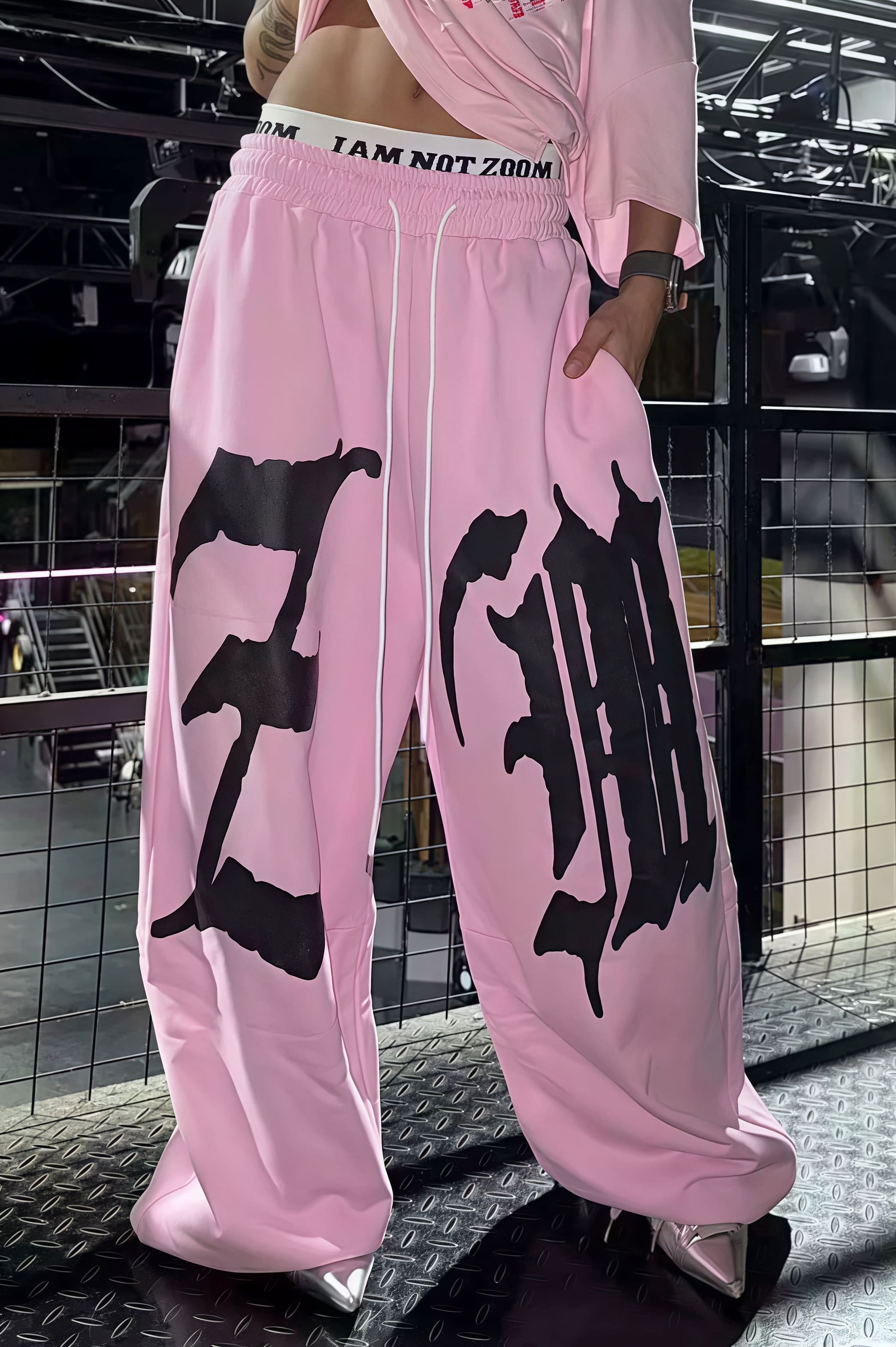 Calça Moletom Curvada com Cordão e Estampa de Letras Fluida