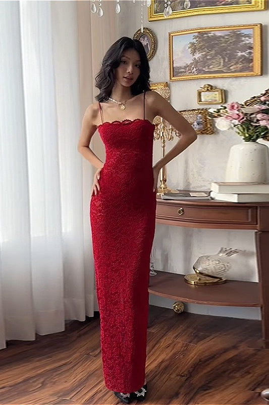 Vestido largo ajustado y sexy con tirantes finos y recortes de encaje