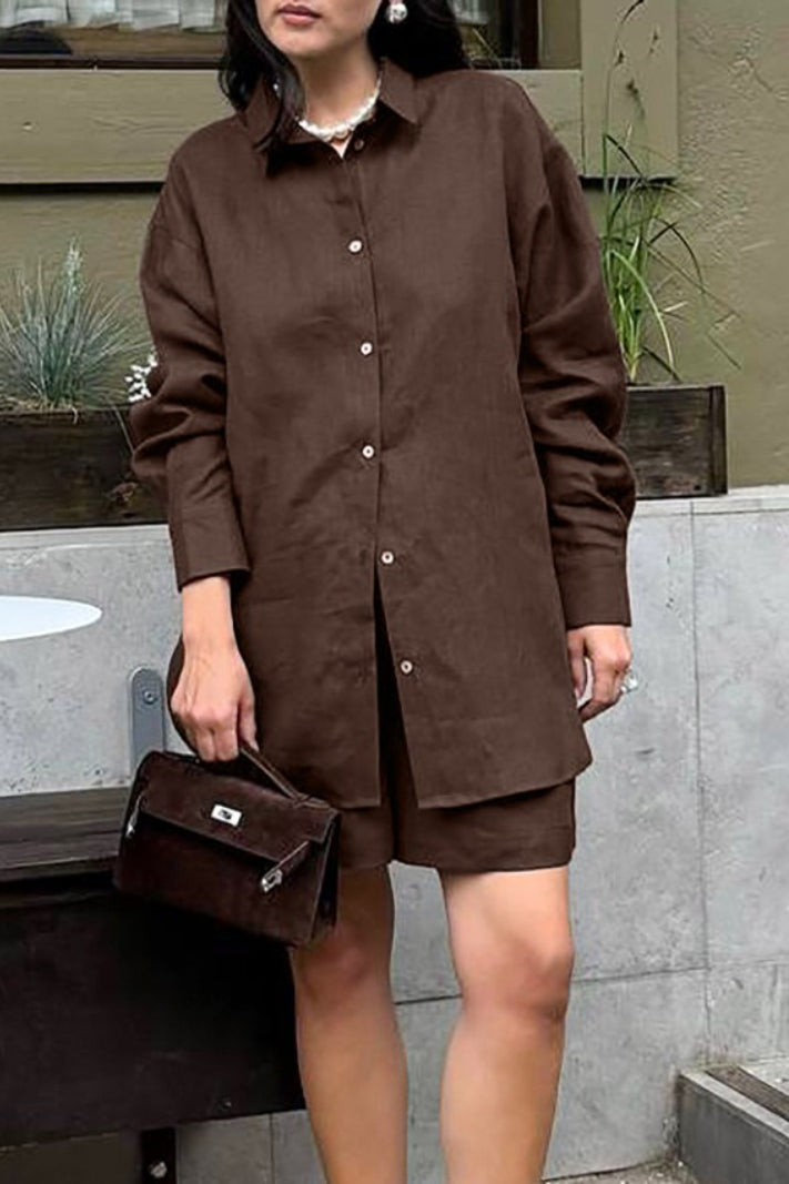 Schickes Freizeit-Set aus vielseitiger Strickjacke und kurzer Hose