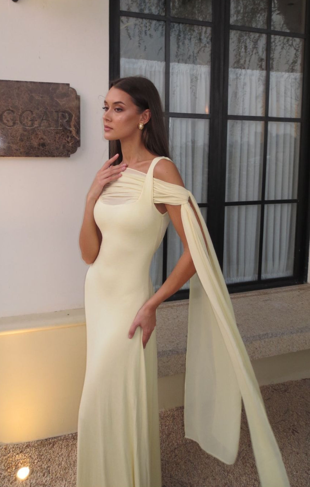 Robe longue élégante à bretelles fines avec châle à ceinture unie