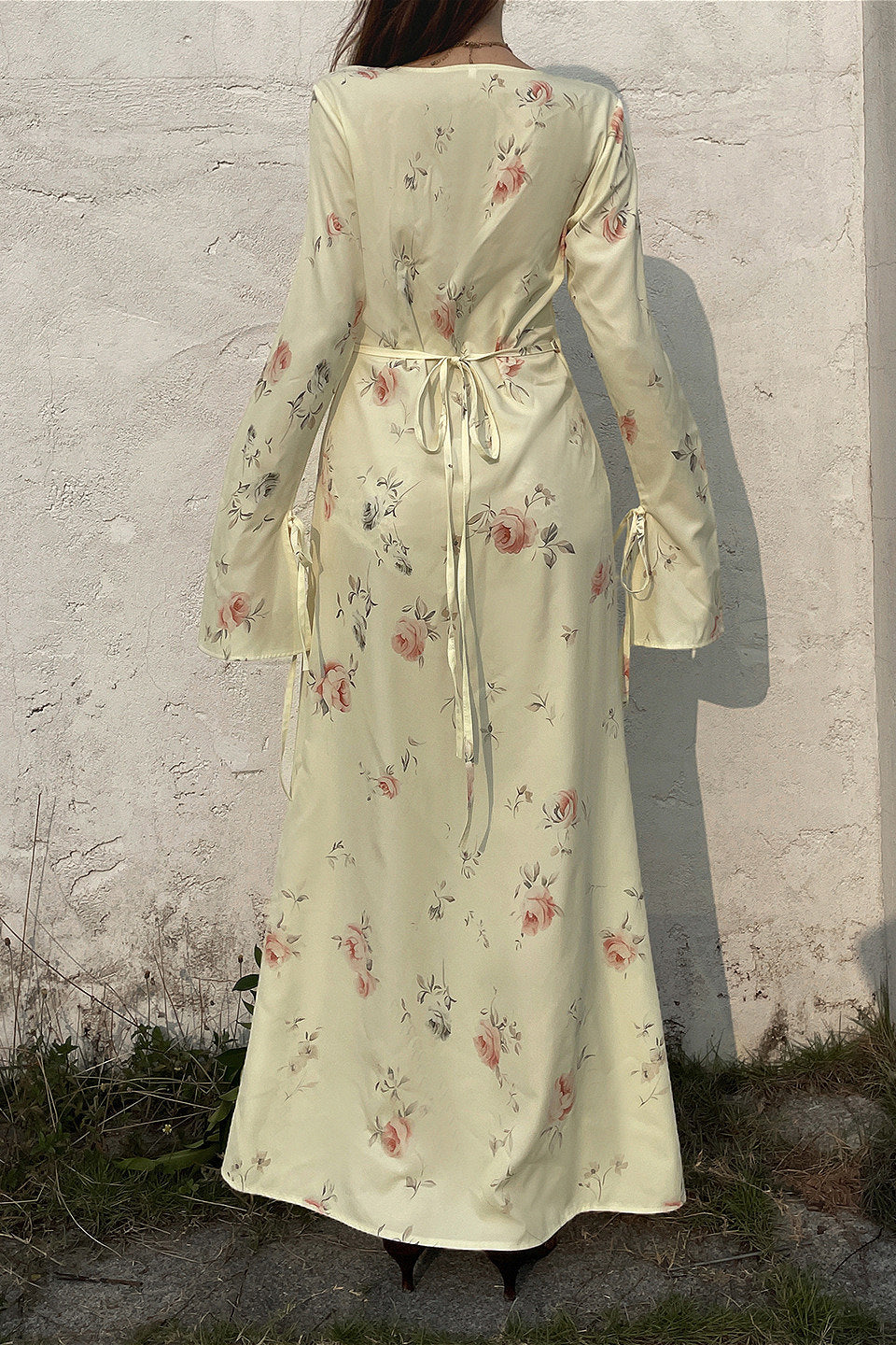 Vestido largo ajustado floral con escote en V dulce, mangas acampanadas y lazo envolvente