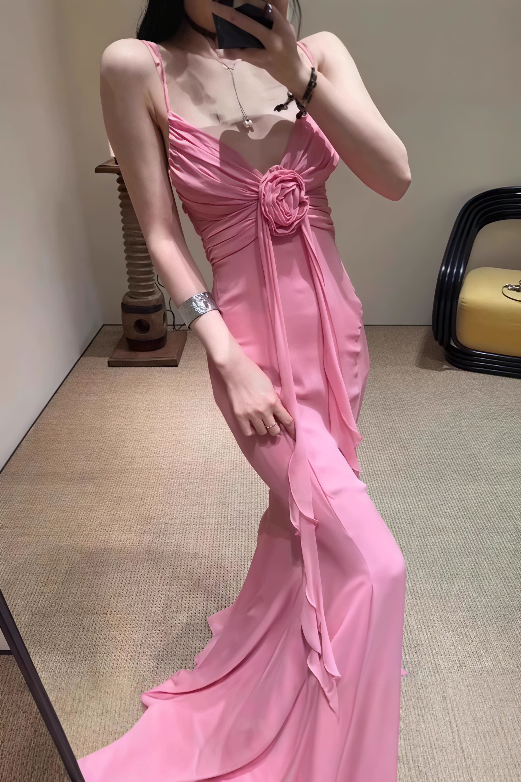 Abito lungo senza schienale con spalline sottili e motivo floreale 3D