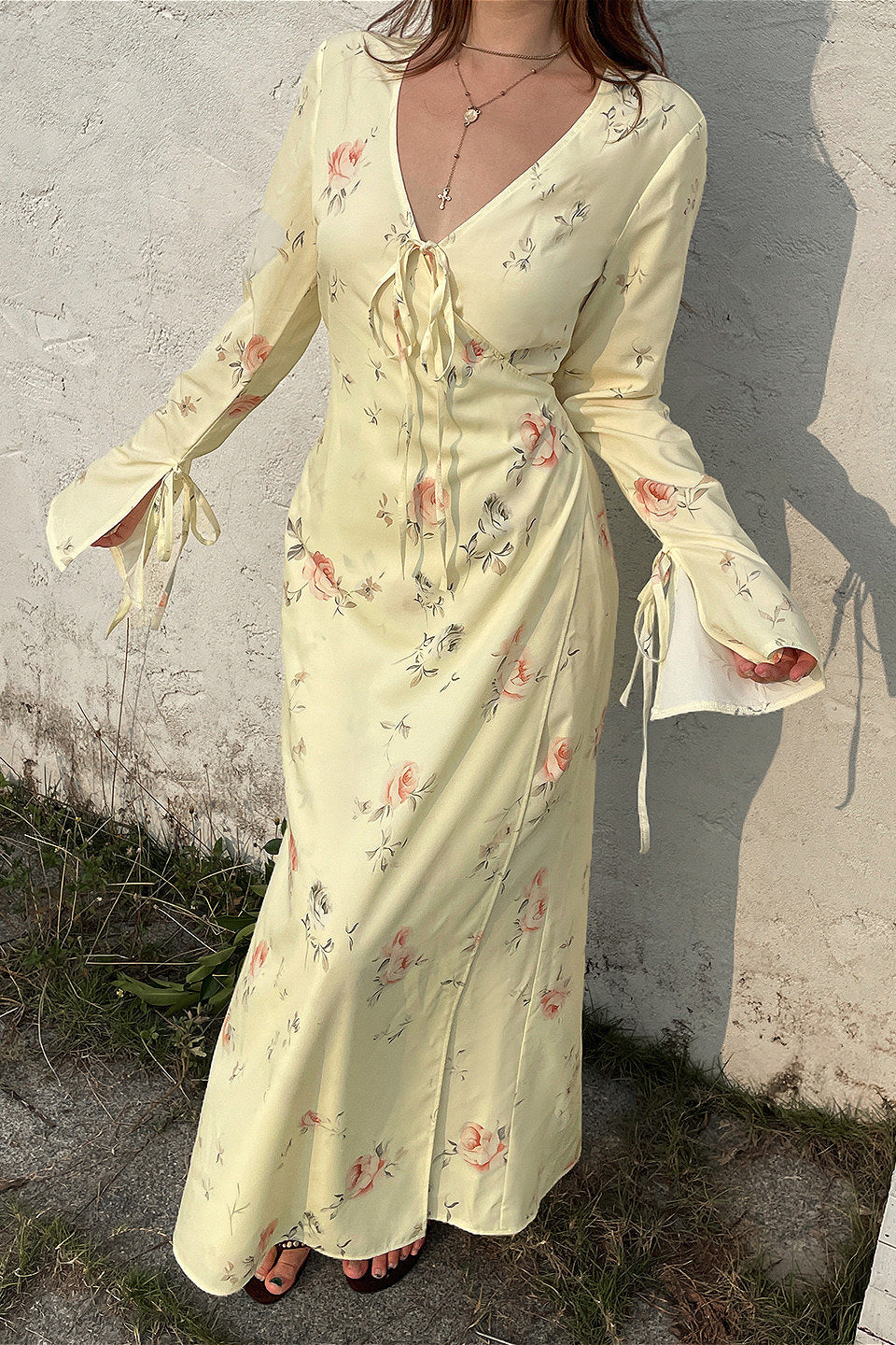 Vestido largo ajustado floral con escote en V dulce, mangas acampanadas y lazo envolvente