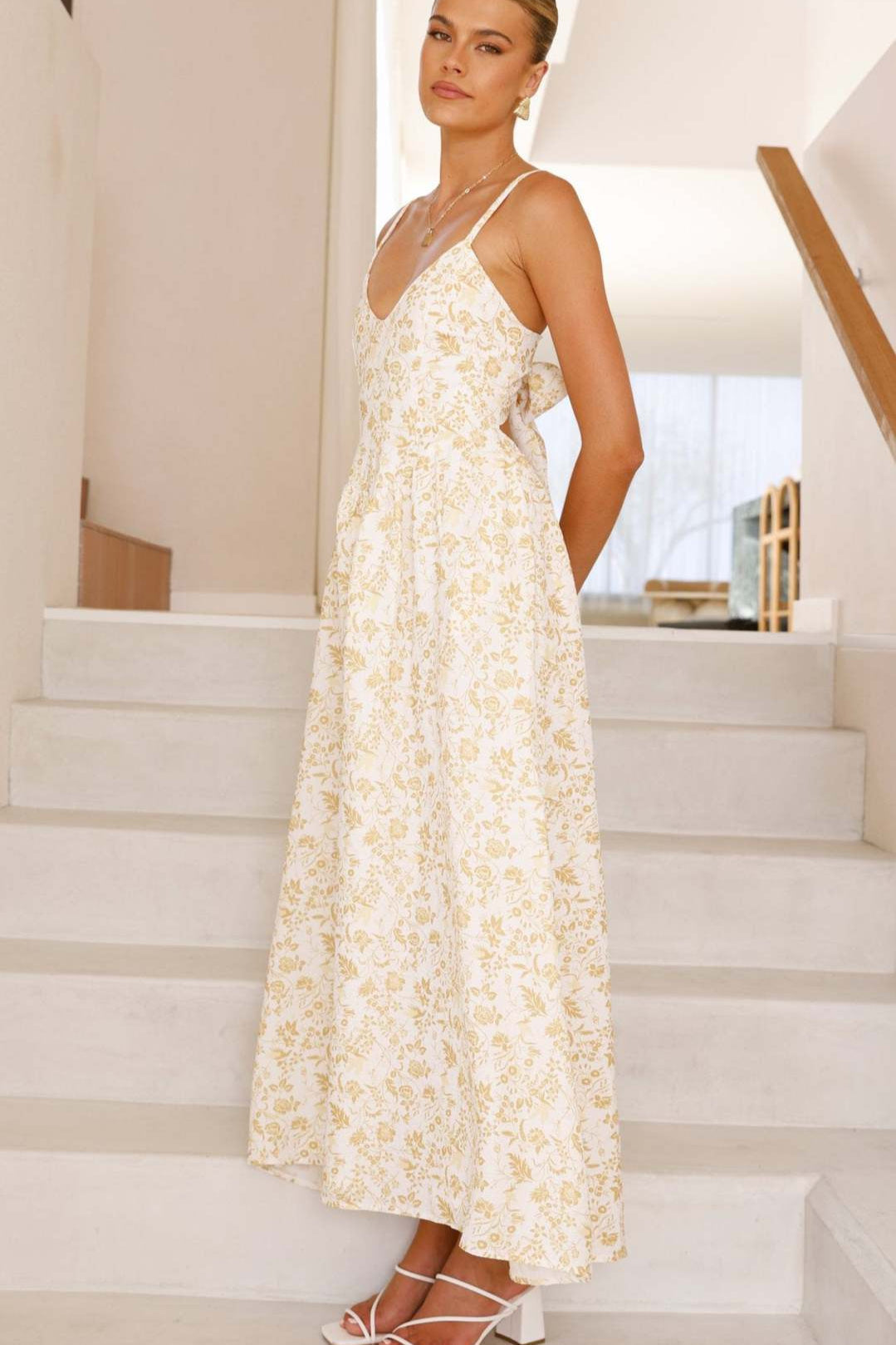 Rückenfreies Spaghettiträger-Kleid mit Blumenmuster