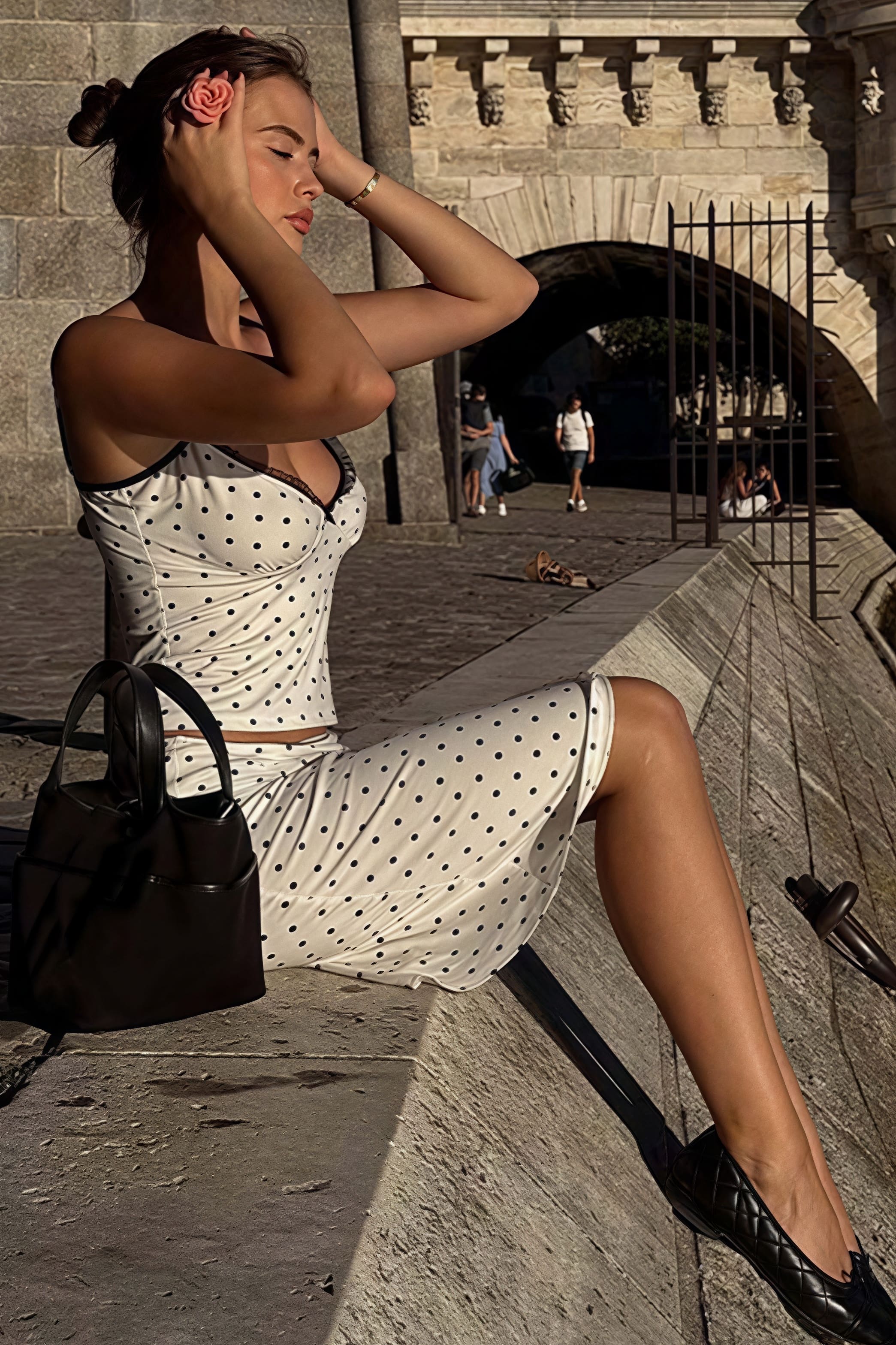 Ensemble jupe ajustée et caraco à pois séduisant