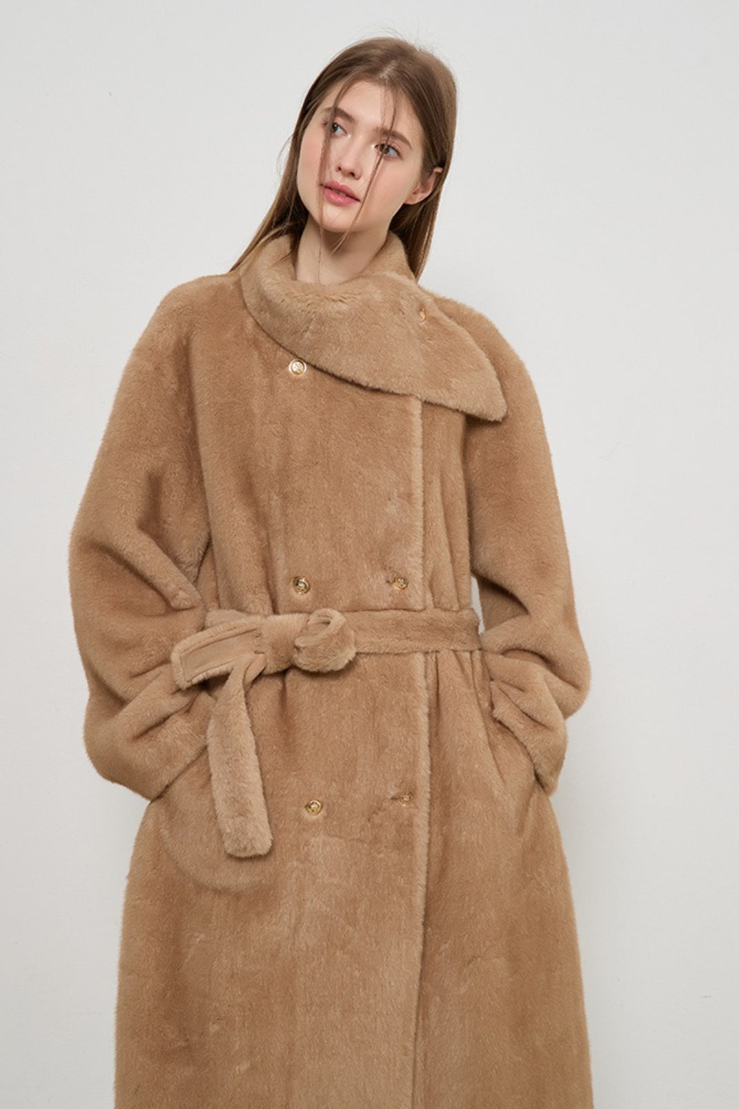 Abrigo largo elegante de señora de tweed con piel sintética lujosa