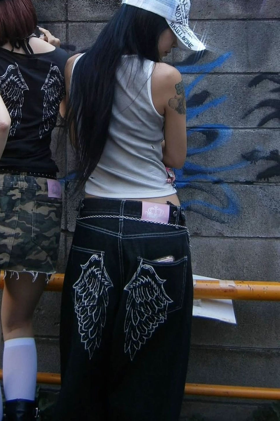 Gerade geschnittene Jeans mit Stickerei und Strasssteinen in Engelsflügelform