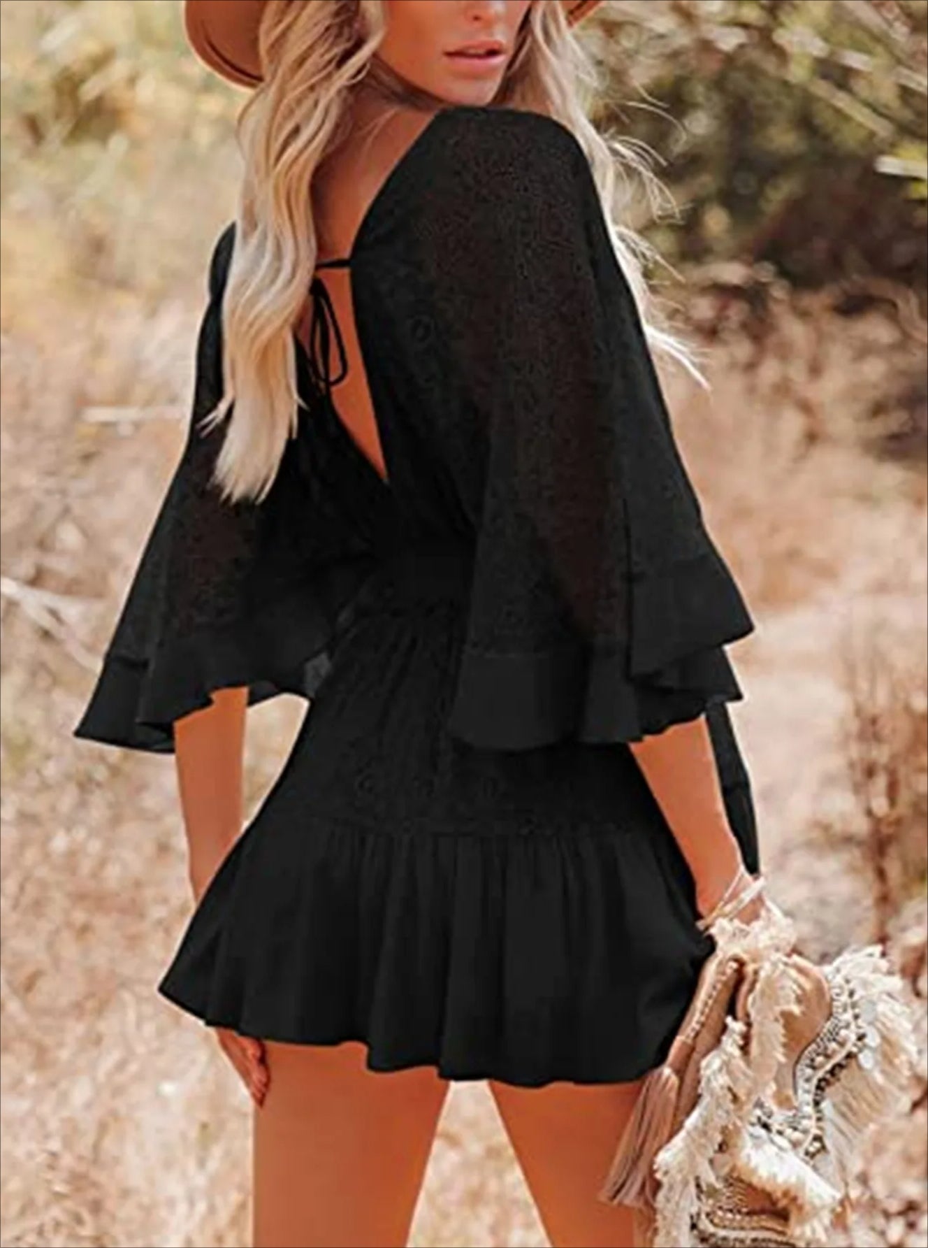 Spitzenkleid mit V-Ausschnitt, Rüschen und kurzem Boho-Stil