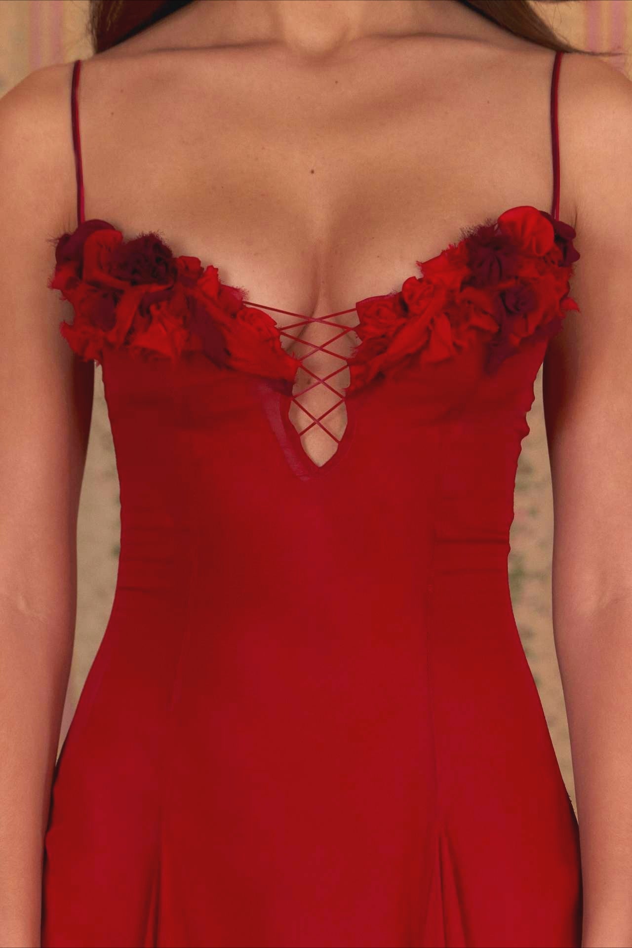 Robe midi romantique à bretelles fines avec décolleté en V profond et fleurs en relief en patchwork 3D