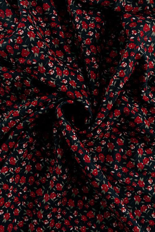Vestido Floral com Decote V Profundo, Cintura Ajustável e Fenda Lateral