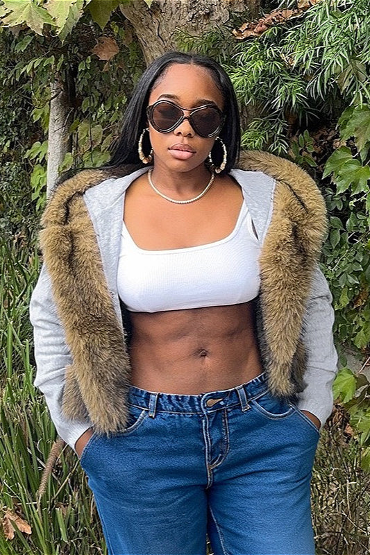 Sudadera corta suelta con capucha y borde de piel gruesa en piezas