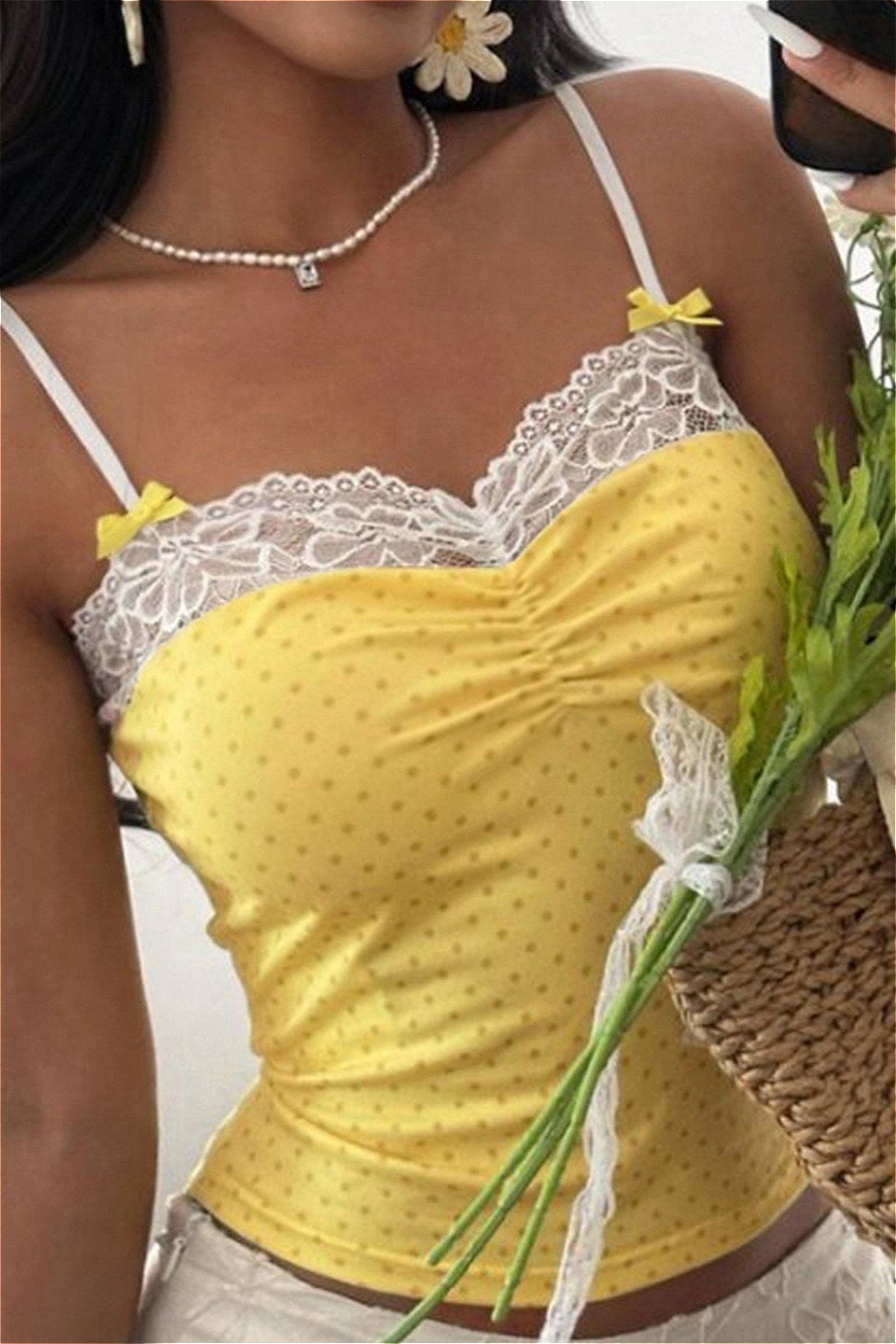 Top corto de tirantes con detalle de lazo y flores