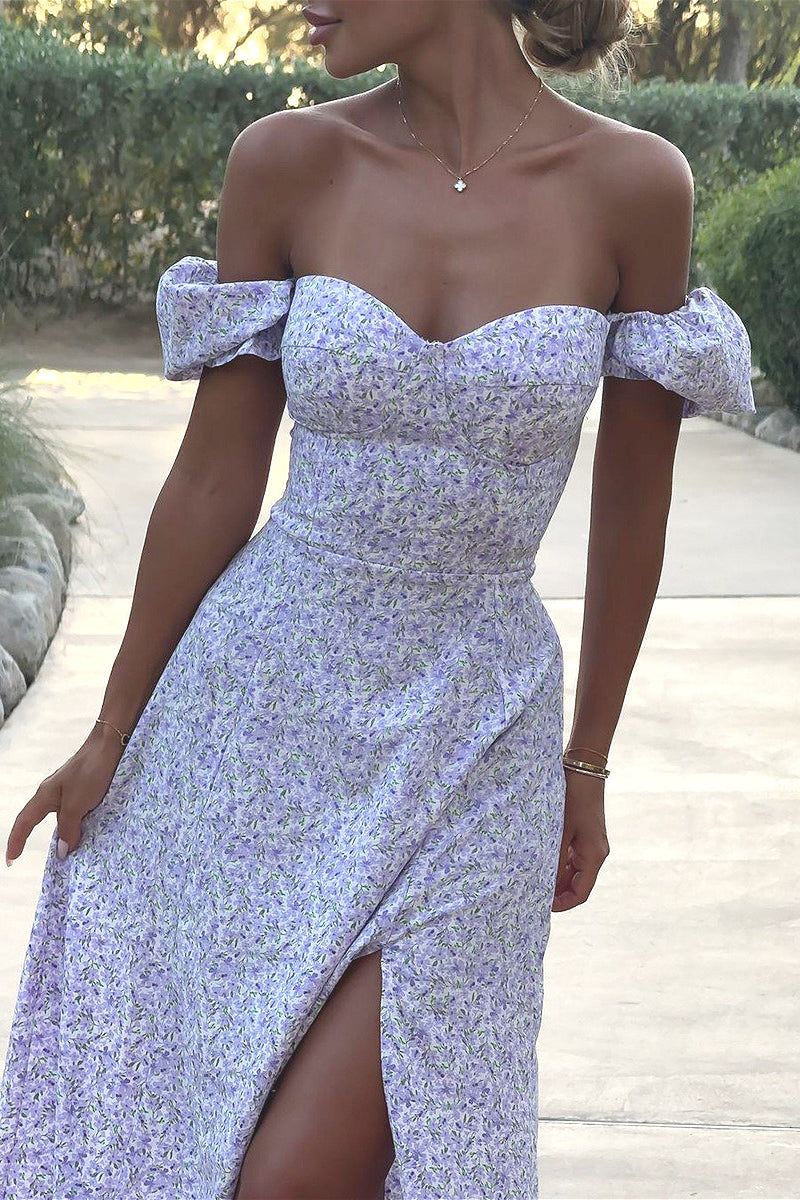 Schulterfreies, eng anliegendes, langes Kleid mit Schlitz und Blumenmuster