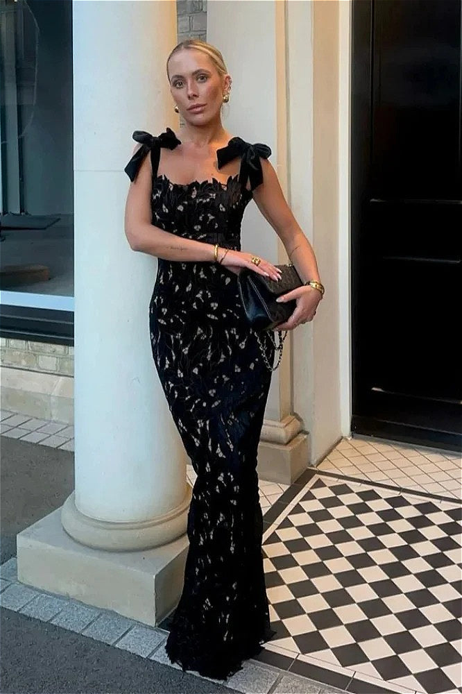 Vestido sin mangas ajustado con lazo, encaje floral y diseño sexy con recortes
