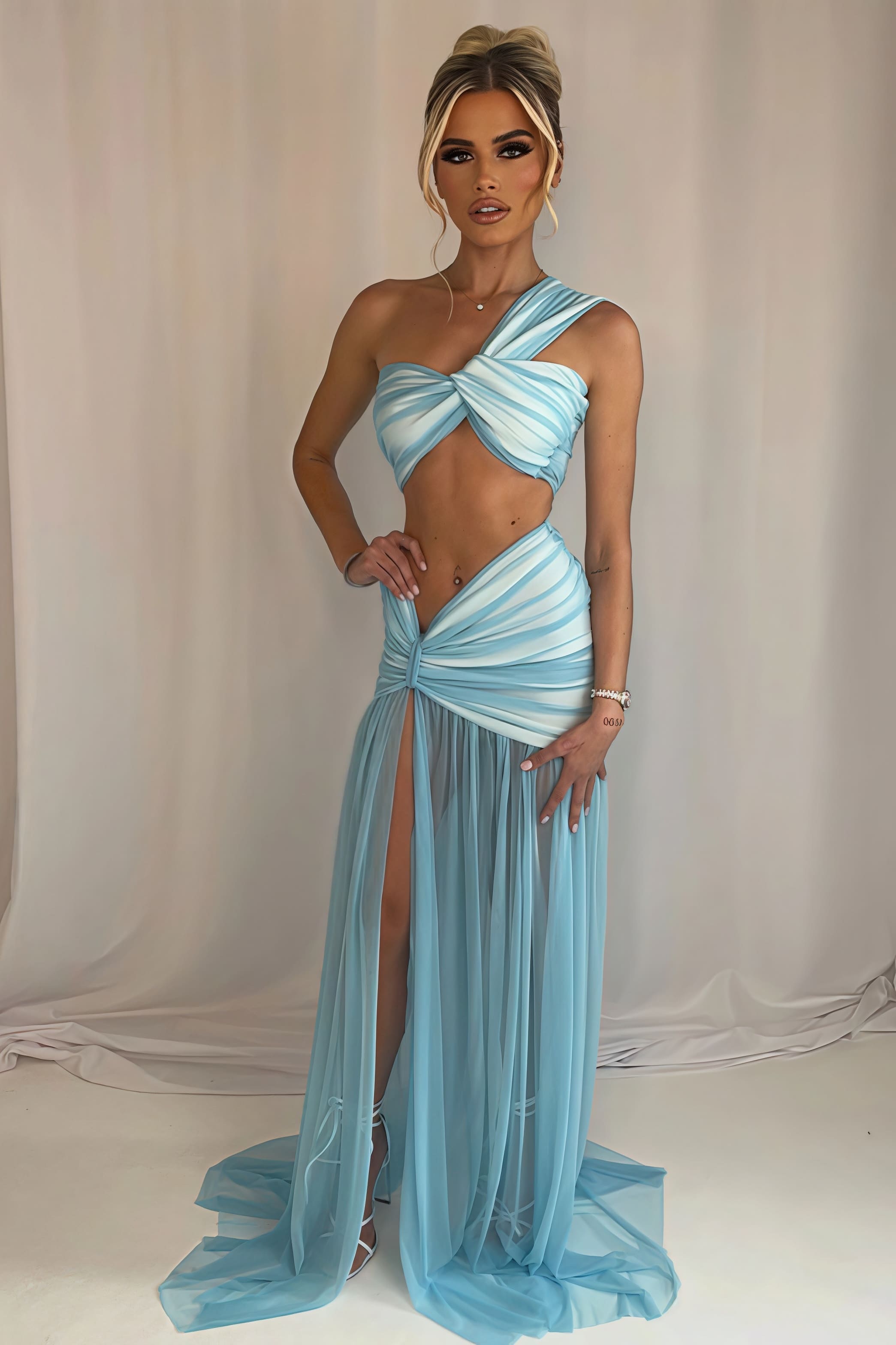 Set con Top Bikini Seducente e Gonna Attillata in Rete