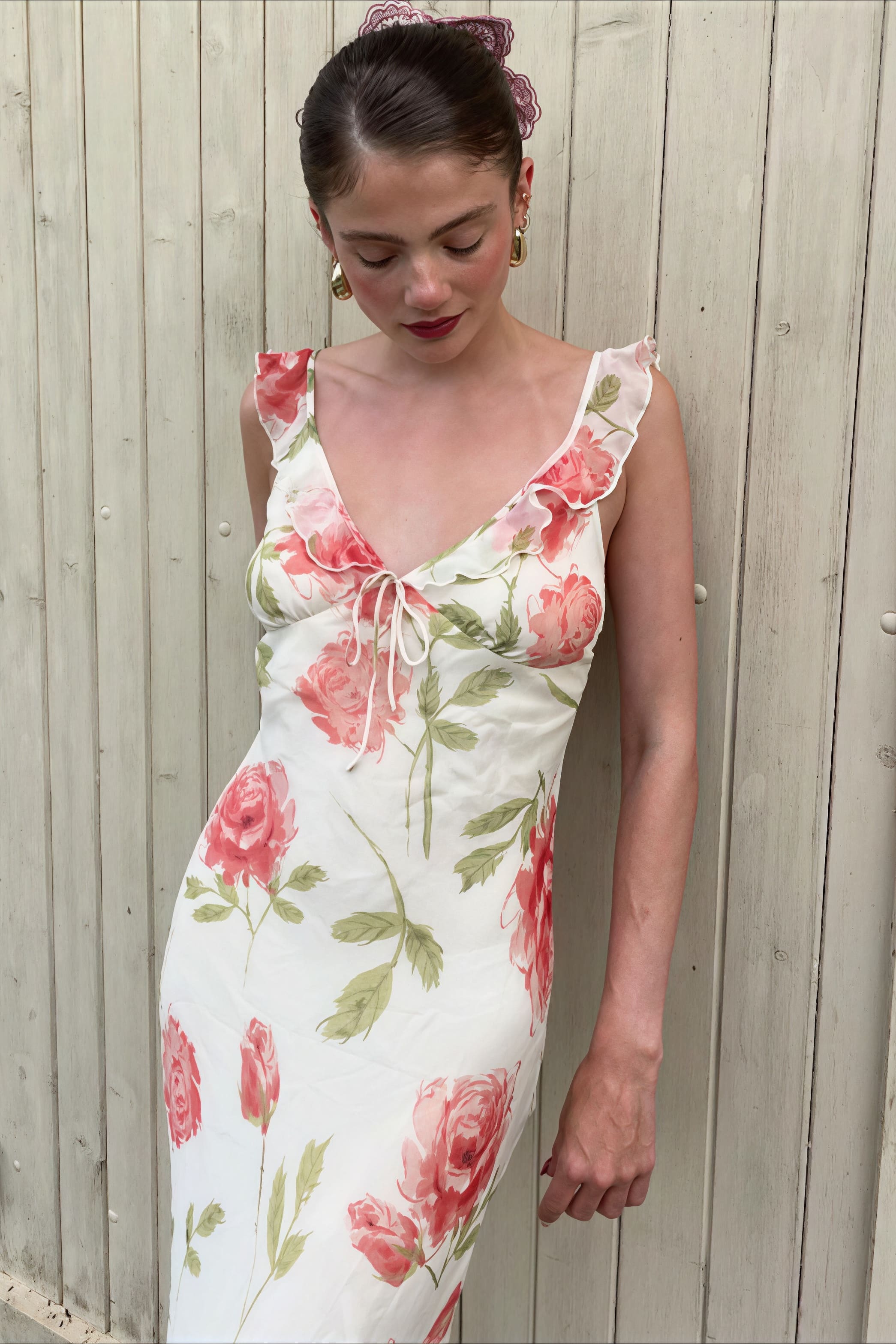 Vestido Midi Floral de Tule com Decote V e Alças Finas