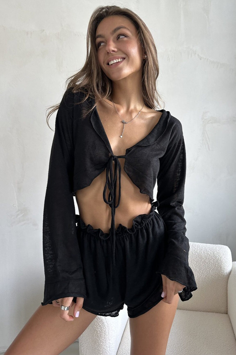 Ensemble deux pièces : gilet en maille fine noué devant et short