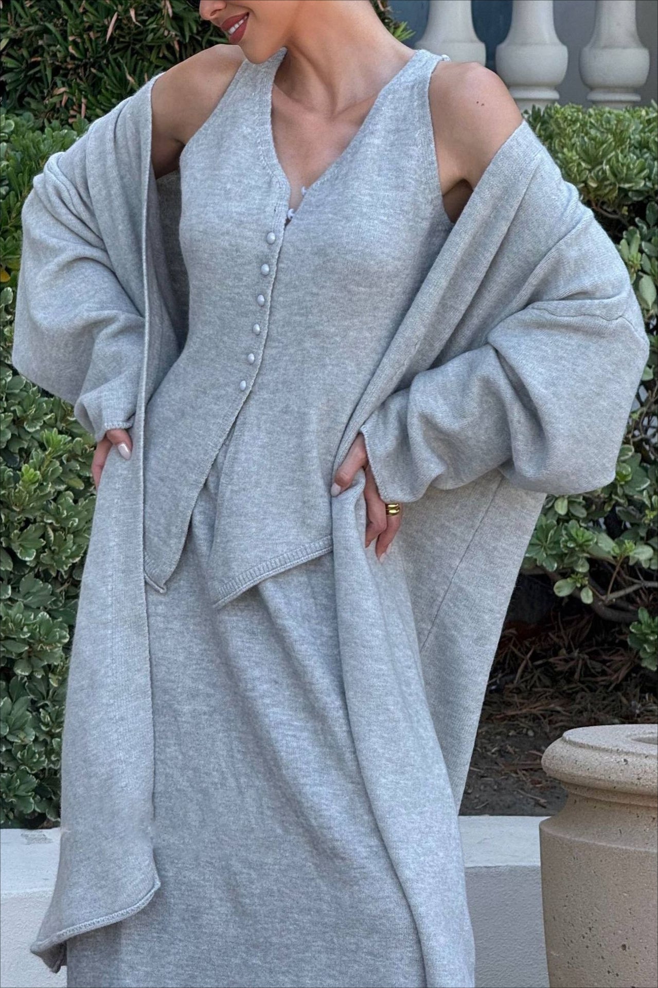 Completo tre pezzi composto da gilet e gonna lunga in maglia grigia vintage