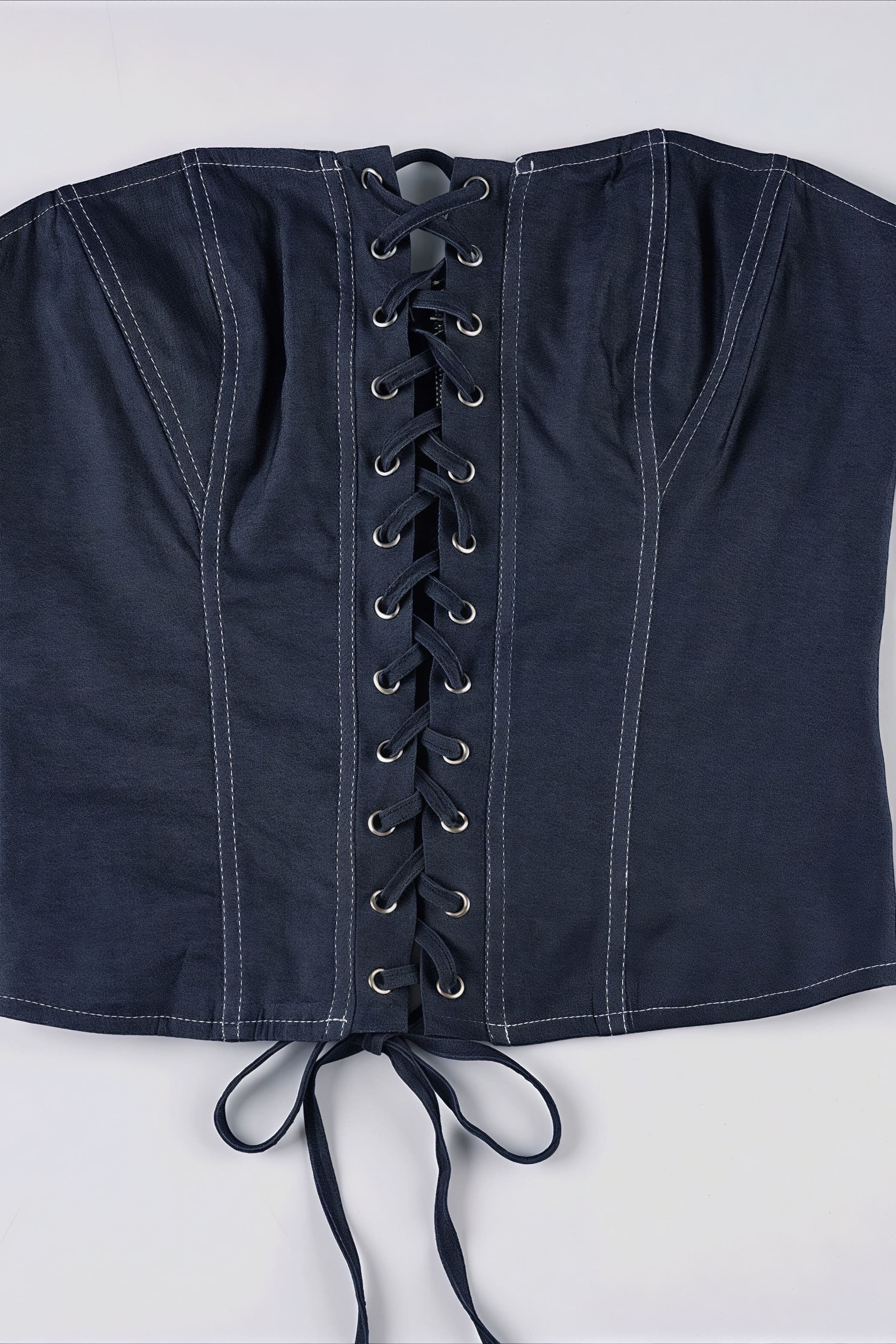 Completo con fascia a maglia solida, gonna a pieghe a vita bassa